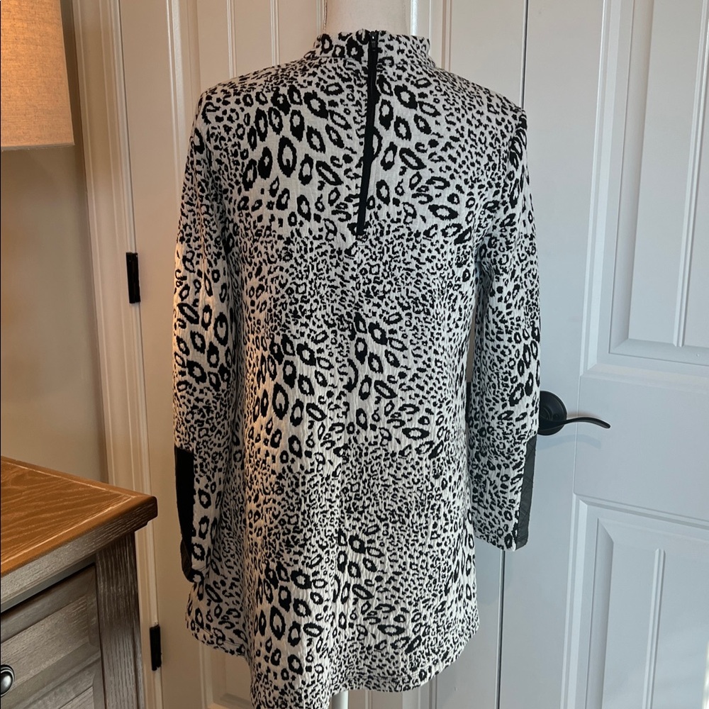 Tyler Böe Leopard Mock Neck Tunic Top XS Faux Leather Elbow Patches Black White - Picture 9 of 16